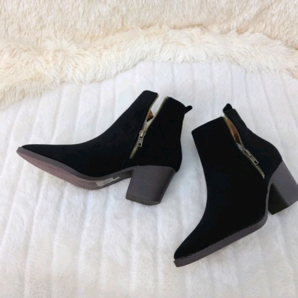 Mata Black Western Style Slip On Ankle Bootie With 2 1/2" Block Heel - Picture 2 of 4